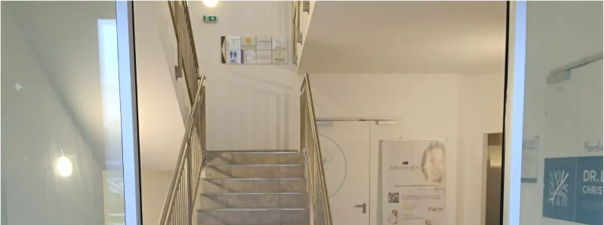 Innenbereich mit Weg rechts an der Treppe vorbei